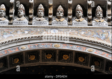 Détail, six bustes de Papes de 172, dans la nef de la Cathédrale de Sienne, Cattedrale di Santa Maria Assunta, l'église principale Banque D'Images