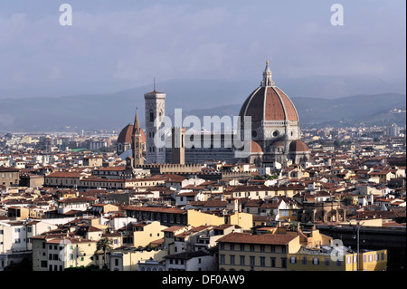 Vue panoramique de la ville avec Cattedrale di Santa Maria del Fiore, la cathédrale de Florence, vue depuis le Monte alle Croci Banque D'Images