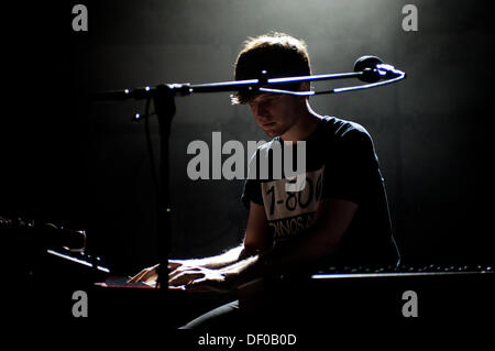 Londres, Royaume-Uni - 25 septembre 2013 : James Blake en prestation au O2 Shepherd's Bush Empire à Londres. James Blake (né en 1988) est un producteur de musique électronique anglais et l'auteur-compositeur de Londres. Credit : Piero Cruciatti/Alamy Live News Banque D'Images