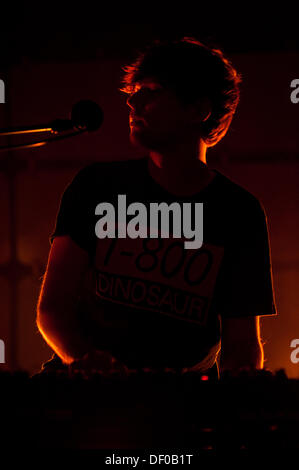 Londres, Royaume-Uni - 25 septembre 2013 : James Blake en prestation au O2 Shepherd's Bush Empire à Londres. James Blake (né en 1988) est un producteur de musique électronique anglais et l'auteur-compositeur de Londres. Credit : Piero Cruciatti/Alamy Live News Banque D'Images