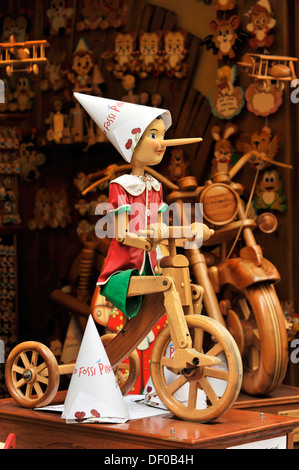 Pinocchio, publicité caractère devant un magasin de jouets, Florence, Toscane, Italie, Europe Banque D'Images