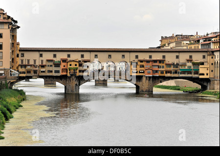 Le Ponte Vecchio, le plus vieux pont sur l'Arno, construit en 1345, Florence, Toscane, Italie, Europe Banque D'Images