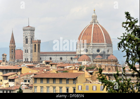 Vue panoramique de Florence avec la Basilique de Santa Maria del Fiore, la cathédrale de Florence, vue de Monte alle Croci Banque D'Images