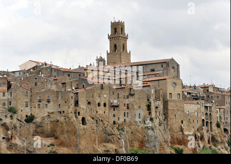 Clocher de la Cathédrale des Saints Pierre et Paul, tuf, Pitigliano, province de Grosseto, Toscane, Italie, Europe Banque D'Images