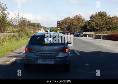 Car l'attente aux feux de circulation temporaires (comté de Mayo) République d'Irlande Banque D'Images