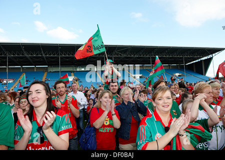 Le comté de Mayo gaa fans avec les drapeaux à comté un jeu mchale park république d'irlande castlebar Banque D'Images