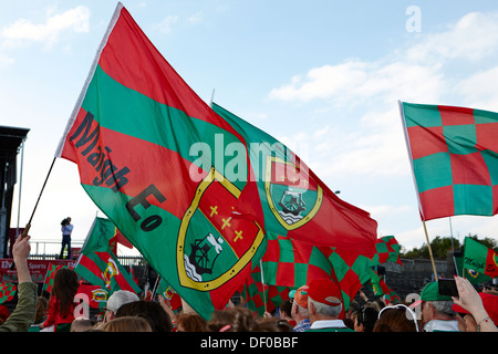 Le comté de Mayo gaa fans avec les drapeaux à une partie du comté de république d'Irlande Banque D'Images