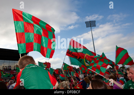 Le comté de Mayo gaa fans avec les drapeaux à une partie du comté de république d'Irlande Banque D'Images