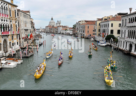 Festival de gondole à Venise, Regata Storica 2012, cortège historique des bateaux historiques par le Grand Canal, Venice, Veneto Banque D'Images