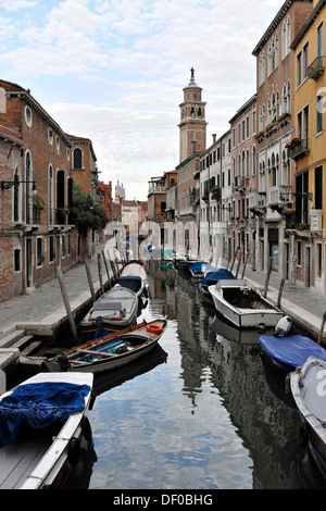 Canal avec des maisons dans le quartier de Zattere, Venise, Vénétie, Italie, Europe Banque D'Images