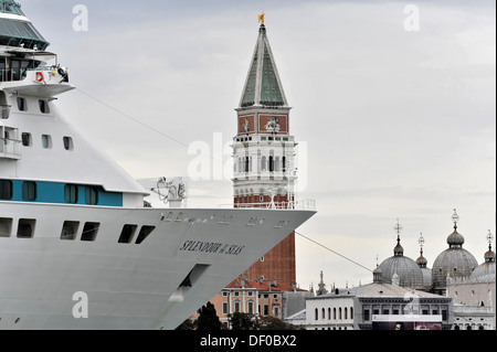 La splendeur de la mer, un bateau de croisière, construit en 1996, 264,26 m, 2076 passagers, au départ, Venise, Vénétie, Italie, Europe Banque D'Images