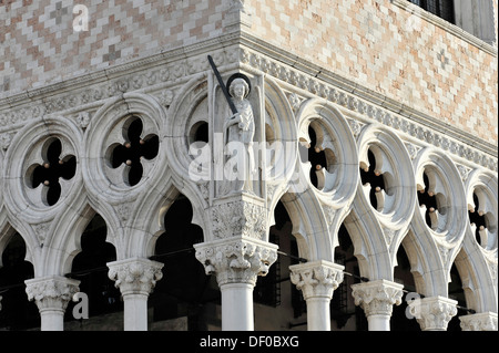Façade gothique du Palais Ducal palace, vue détaillée de l'architecture, de la Piazza San Marco, la Place Saint Marc Banque D'Images