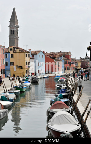 Maisons peintes aux couleurs vives, des bateaux sur le canal de l'île de Burano Burano, dans la lagune de Venise, Italie, Europe Banque D'Images