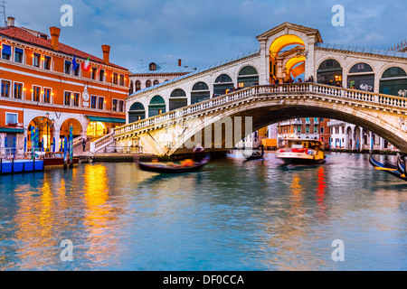 Pont du Rialto au crépuscule Banque D'Images