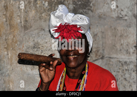 Femme tenant un cigare cubain, portrait, au centre de La Havane, Centro Habana, Cuba, Antilles, Amérique Centrale, Amérique Latine Banque D'Images