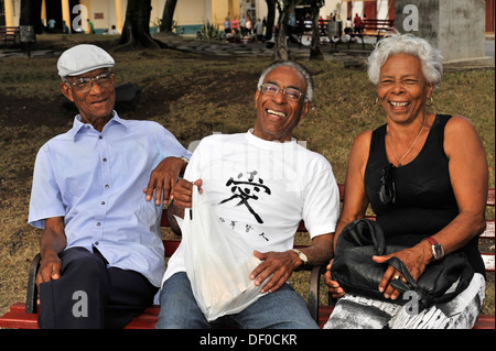 Trois cubains assis sur un banc de parc, Santa Clara, Cuba, Antilles, Caraïbes, Amérique Centrale, Amérique Latine Banque D'Images