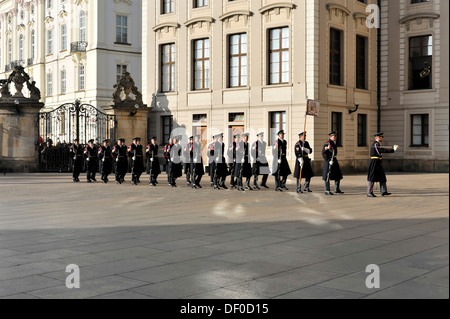 Changement de la garde au Château de Prague, Hradčany, Prague, République Tchèque Banque D'Images