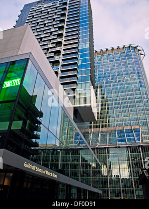 Vue de la Guildhall School of Music & Drama montrant les édifices et CityPoint,Ville de Londres, Angleterre, Royaume-Uni Banque D'Images