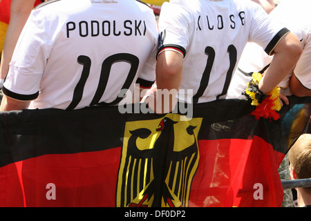 Spectateurs portant des maillots de football à projection publique lors de la Coupe du Monde 2010, Frankfurt am Main, Hesse Banque D'Images