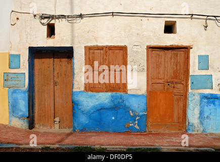 Portes brun sur une façade bleue et blanche à Sidi Ifni, Maroc, Afrique Banque D'Images