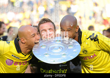 DEDE, Mario GOETZE, Felipe Santana, de gauche à droite, mordre dans la coupe du championnat, Borussia Dortmund, Champion d'Allemagne 2011 Banque D'Images