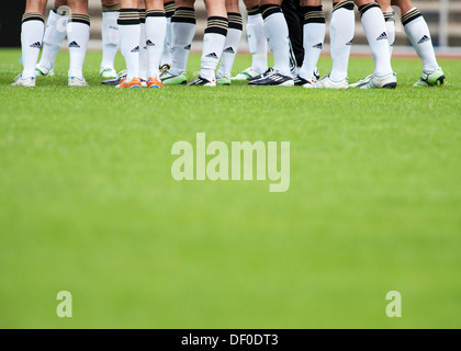 La formation publique des femmes allemandes de l'Équipe nationale de soccer, détail des jambes, Neuisenburg, Hesse Banque D'Images