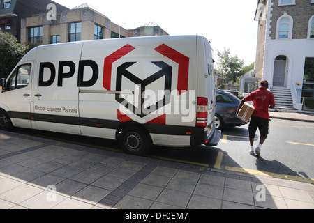 Angleterre Londres Wimbledon livraison DPD Van et Man with Parcel Banque D'Images