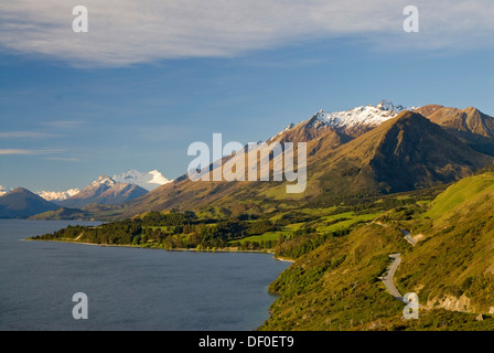 La route qui serpente le long de la rive du lac Wakatipu et les alpes du sud à l'arrière, île du Sud, Nouvelle-Zélande Banque D'Images