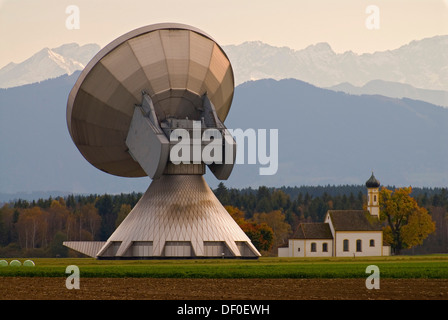 Une antenne satellite de Raisting Erdfunkstelle, station terrestre satellite, avec la petite chapelle Saint Johann baroque et le bavarois Banque D'Images