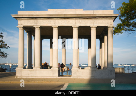 USA, New England, Massachusetts, Plymouth, Pilgrim Memorial State Park, Plymouth Rock Building Banque D'Images