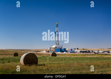 Une plateforme de forage de puits de pétrole dans les champs de pétrole de Bakken jouer près de Williston, Dakota du Nord, USA. Banque D'Images