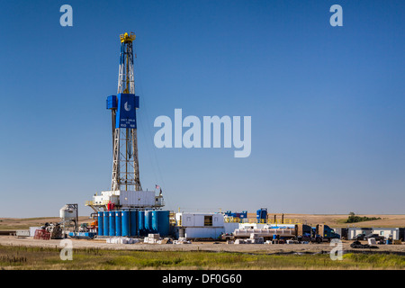 Une plate-forme de forage dans les champs de pétrole de Bakken jouer près de Williston, Dakota du Nord, USA. Banque D'Images