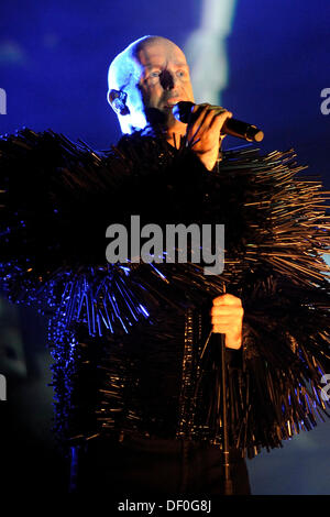 Toronto, Canada. 25 septembre 2013. Duo pop électronique anglaise, Pet Shop Boys, effectue au Sony Centre for the Performing Arts au cours de leur tournée électrique à l'échelle mondiale. En photo, Neil Tennant. © EXImages/Alamy Live News Banque D'Images