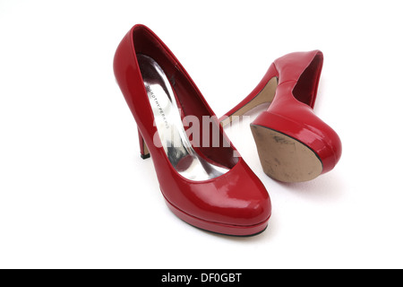 Une paire de chaussures de talon aiguille rouge Banque D'Images