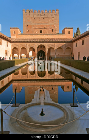 La Cour des Myrtes et de la Tour de Comares, Alhambra, Granada, Andalousie, Espagne, Europe Banque D'Images