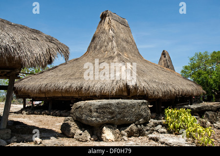 L'INDONÉSIE, Sumba, Prailiang, village perché avec haute traditionnelle a fait des toits de chaume, typiques de l'île Banque D'Images