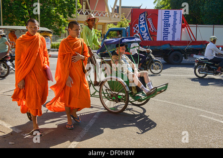 Cyclo et moines, Phnom Penh, Cambodge Banque D'Images