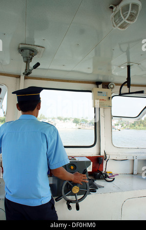 Volant de commande de passeur en cabine's Ferry, cadre vertical Banque D'Images