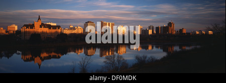 Canada, Saskatchewan, Saskatoon, vue sur la ville et la rivière Saskatchewan Sud, à l'aube. Banque D'Images