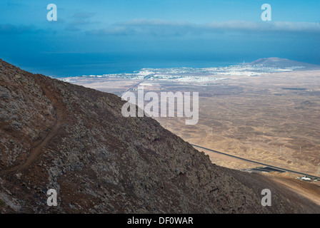 Vue sur le paysage désertique de la plaine Rubicon vers Playa Blanca, à partir du sentier de montagne au sud-est de Puerto del Carmen, Lanzarote Banque D'Images