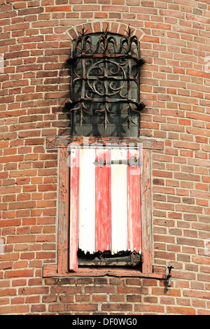 Volet et fenêtre avec grille métallique dans un mur de château. Les Pays-Bas Banque D'Images