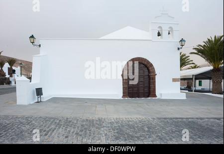 Petite église dans le village de Femés, Lanzarote, îles Canaries, Espagne Banque D'Images