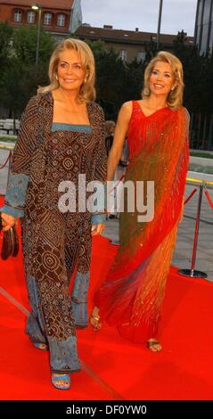 Renate Thyssen-Henne (r) et sa fille la bégum Inaara Aga Khan (l) à la partie après la première allemande du film français "Le Chorus - Les Choristes" à Berlin. Banque D'Images