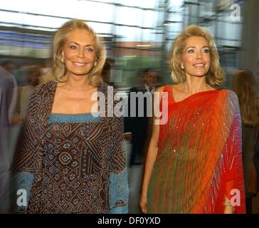 Renate Thyssen-Henne (r) et sa fille la bégum Inaara Aga Khan (l) à la partie après la première allemande du film français "Le Chorus - Les Choristes" à Berlin. Banque D'Images