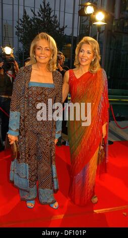 Renate Thyssen-Henne (r) et sa fille la bégum Inaara Aga Khan (l) à la partie après la première allemande du film français "Le Chorus - Les Choristes" à Berlin. Banque D'Images