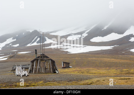 Bateau en bois désertés et trapper's hut, Kapp Toscana, Bellsund, Spitzberg, archipel du Svalbard, Norvège Banque D'Images