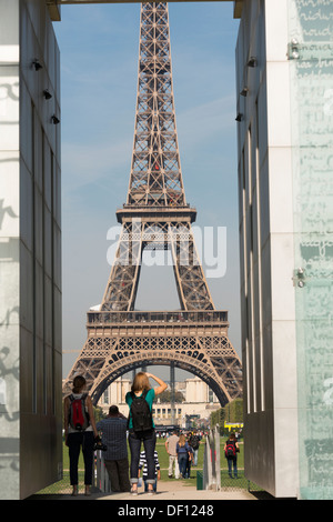 Tour Eiffel vue à travers le mur de la paix, Champs de Mars, Paris, France Banque D'Images