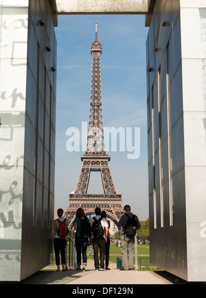 Tour Eiffel vue à travers le mur de la paix, Champs de Mars, Paris, France Banque D'Images