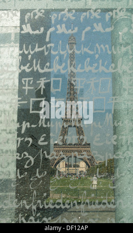 Tour Eiffel vue à travers le mur de la paix, Champs de Mars, Paris, France Banque D'Images