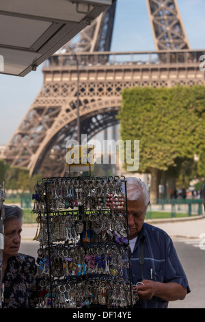 Shopping pour les souvenirs de la Tour Eiffel, Champs de Mars, Paris, France Banque D'Images